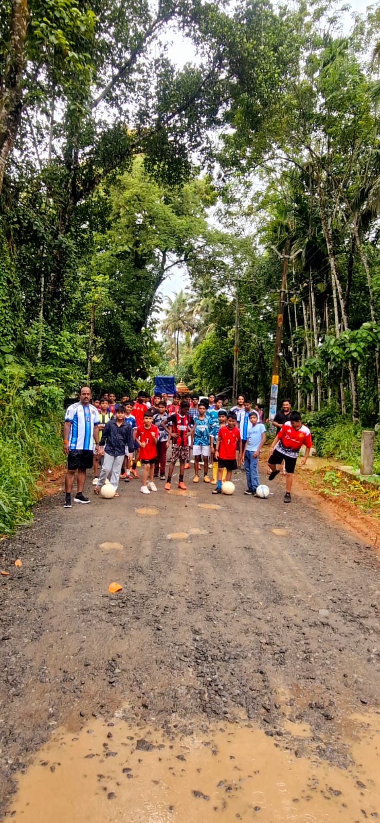 ലഹരിവിരുദ്ധ സന്ദേശവുമായി വാർഡ് മുഴുവൻ ഫുട്ബോൾ തട്ടി യുവജനങ്ങളും വാർഡ് മെമ്പറും